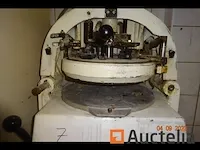 Verdeeldheid zaaiende ballenmachine