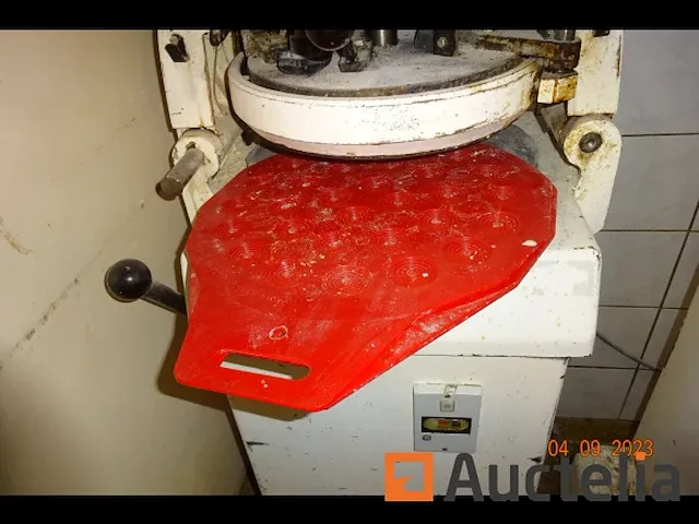 Verdeeldheid zaaiende ballenmachine - afbeelding 2 van  6