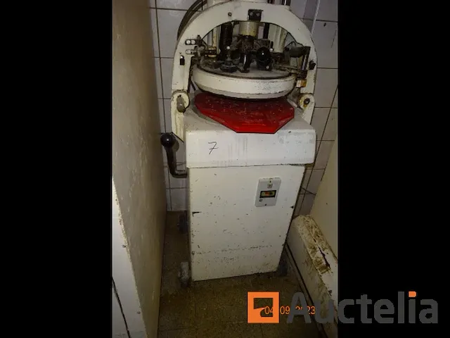 Verdeeldheid zaaiende ballenmachine - afbeelding 3 van  6