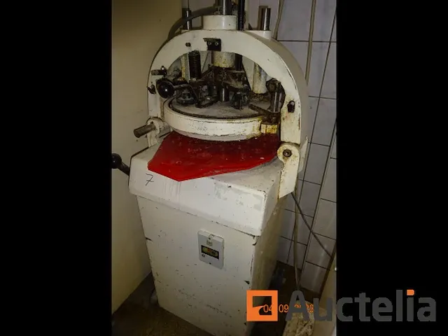 Verdeeldheid zaaiende ballenmachine - afbeelding 4 van  6