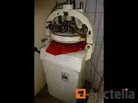 Verdeeldheid zaaiende ballenmachine - afbeelding 4 van  6