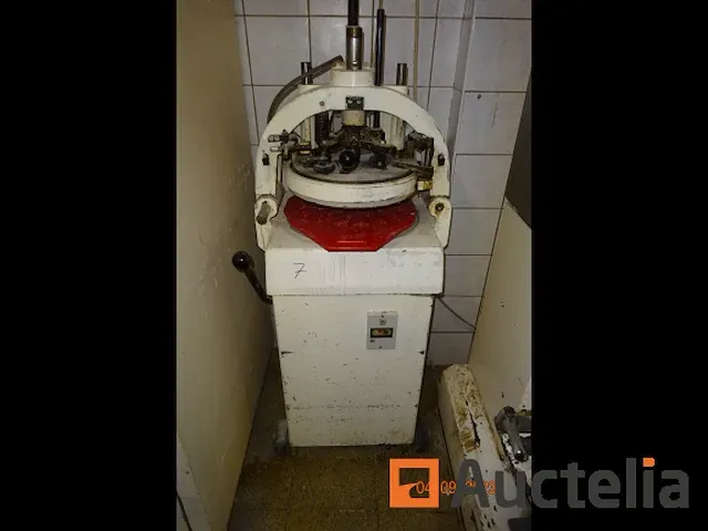 Verdeeldheid zaaiende ballenmachine - afbeelding 5 van  6