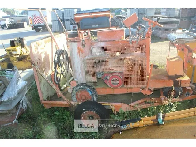 Verfmachine op aanhangwagen - afbeelding 10 van  13