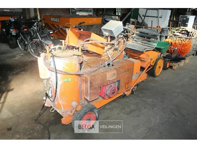 Verfmachine op aanhangwagen - afbeelding 1 van  8