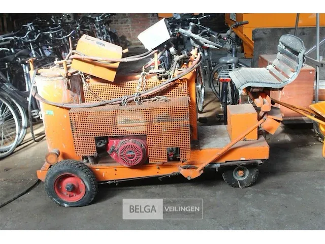 Verfmachine op aanhangwagen - afbeelding 2 van  8