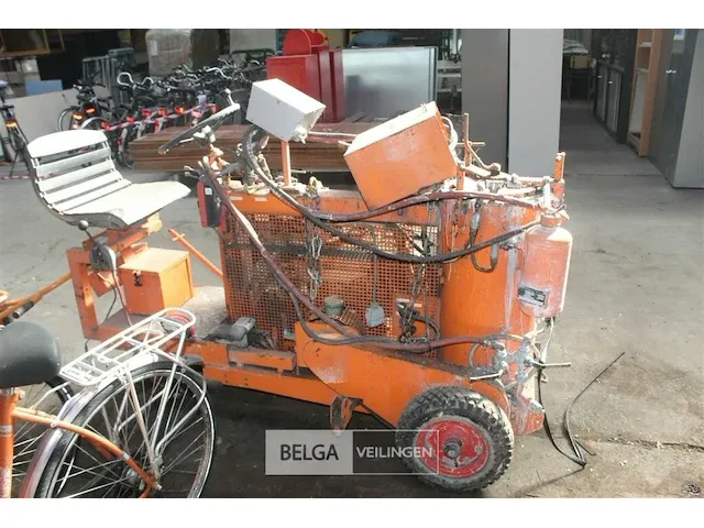 Verfmachine op aanhangwagen - afbeelding 7 van  8