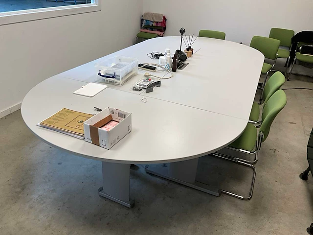 Vergadertafel + diverse stoelen (11x) - afbeelding 1 van  14