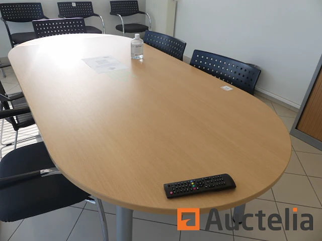 Vergadertafel, stoelen, kledingkast - afbeelding 1 van  8