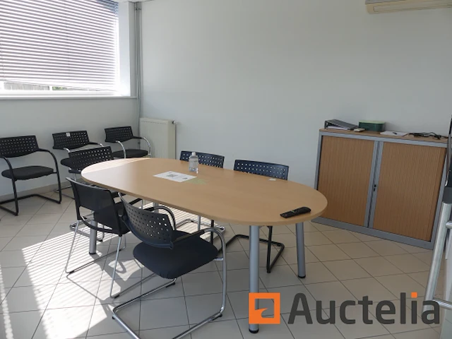 Vergadertafel, stoelen, kledingkast - afbeelding 2 van  8
