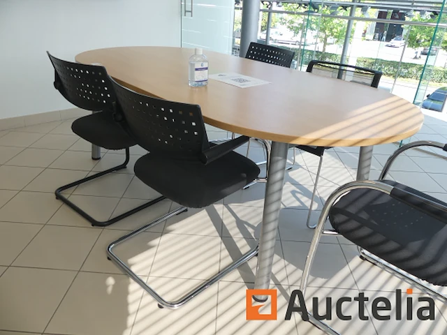 Vergadertafel, stoelen, kledingkast - afbeelding 3 van  8