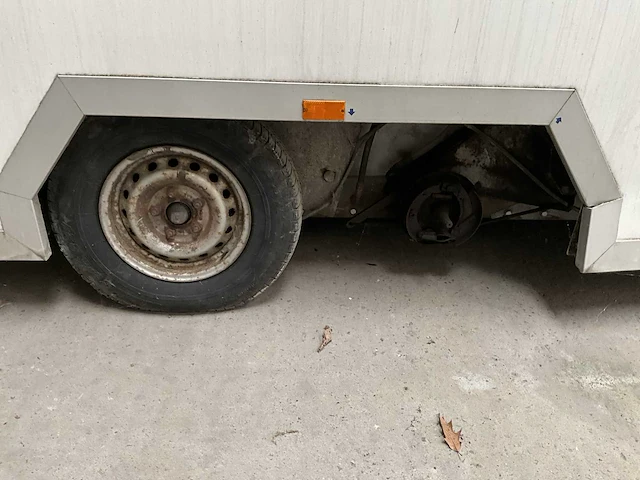 Vergrauwe aa16t1 ingerichte aanhangwagen - afbeelding 11 van  26