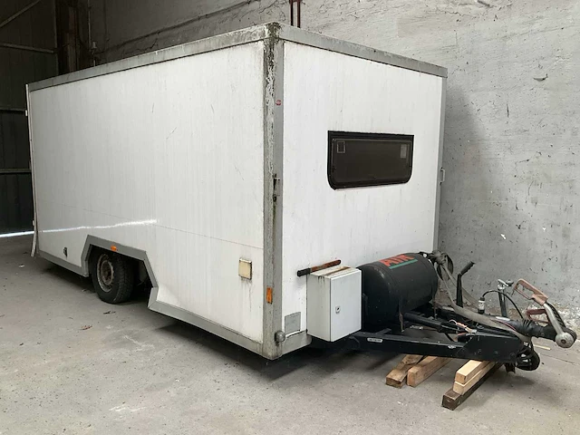 Vergrauwe aa16t1 ingerichte aanhangwagen - afbeelding 1 van  26