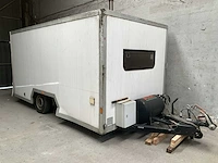 Vergrauwe aa16t1 ingerichte aanhangwagen