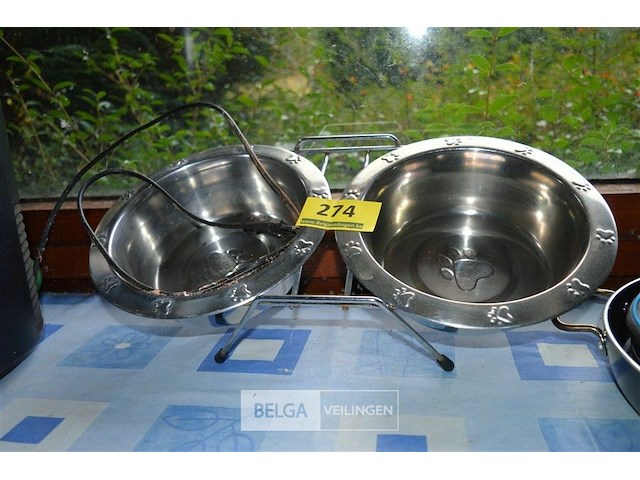 Verhoogde voerbak voor huisdieren met twee metalen kommen - afbeelding 1 van  3