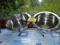 Verhoogde voerbak voor huisdieren met twee metalen kommen - afbeelding 1 van  3