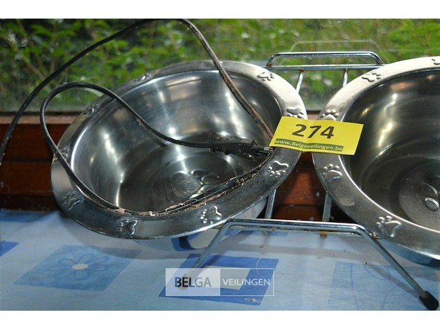 Verhoogde voerbak voor huisdieren met twee metalen kommen - afbeelding 2 van  3