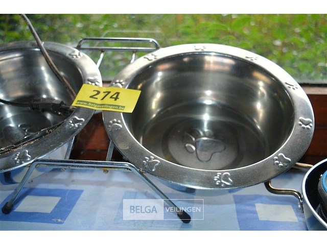 Verhoogde voerbak voor huisdieren met twee metalen kommen - afbeelding 3 van  3