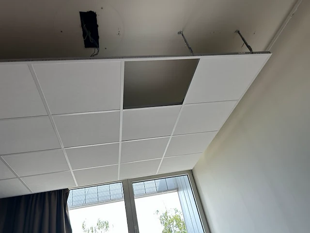 Verlaagd plafond en losse panelen - afbeelding 1 van  4
