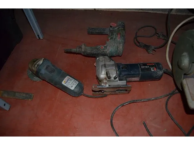 Verlengkabel op haspel, emmer gevuld met wieltjes, slijpmachine aeg dwsl 175/500 , wipzaag bosch gst60p (defect), boormachine bosch psb 5000 re (defect), haakse slijper family tool (defect), oude fruitkist - afbeelding 2 van  11