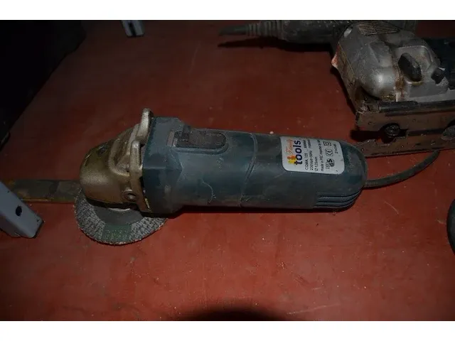 Verlengkabel op haspel, emmer gevuld met wieltjes, slijpmachine aeg dwsl 175/500 , wipzaag bosch gst60p (defect), boormachine bosch psb 5000 re (defect), haakse slijper family tool (defect), oude fruitkist - afbeelding 3 van  11