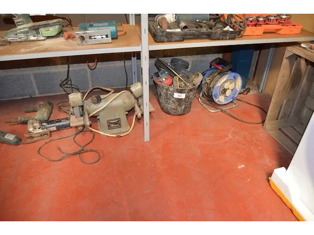 Verlengkabel op haspel, emmer gevuld met wieltjes, slijpmachine aeg dwsl 175/500 , wipzaag bosch gst60p (defect), boormachine bosch psb 5000 re (defect), haakse slijper family tool (defect), oude fruitkist - afbeelding 1 van  11
