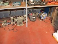 Verlengkabel op haspel, emmer gevuld met wieltjes, slijpmachine aeg dwsl 175/500 , wipzaag bosch gst60p (defect), boormachine bosch psb 5000 re (defect), haakse slijper family tool (defect), oude fruitkist - afbeelding 1 van  11