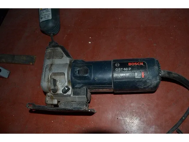 Verlengkabel op haspel, emmer gevuld met wieltjes, slijpmachine aeg dwsl 175/500 , wipzaag bosch gst60p (defect), boormachine bosch psb 5000 re (defect), haakse slijper family tool (defect), oude fruitkist - afbeelding 4 van  11
