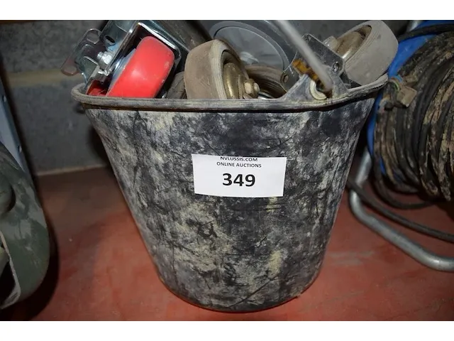 Verlengkabel op haspel, emmer gevuld met wieltjes, slijpmachine aeg dwsl 175/500 , wipzaag bosch gst60p (defect), boormachine bosch psb 5000 re (defect), haakse slijper family tool (defect), oude fruitkist - afbeelding 6 van  11