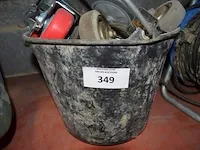 Verlengkabel op haspel, emmer gevuld met wieltjes, slijpmachine aeg dwsl 175/500 , wipzaag bosch gst60p (defect), boormachine bosch psb 5000 re (defect), haakse slijper family tool (defect), oude fruitkist - afbeelding 6 van  11