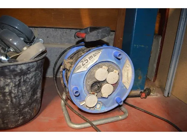 Verlengkabel op haspel, emmer gevuld met wieltjes, slijpmachine aeg dwsl 175/500 , wipzaag bosch gst60p (defect), boormachine bosch psb 5000 re (defect), haakse slijper family tool (defect), oude fruitkist - afbeelding 7 van  11