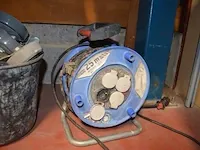 Verlengkabel op haspel, emmer gevuld met wieltjes, slijpmachine aeg dwsl 175/500 , wipzaag bosch gst60p (defect), boormachine bosch psb 5000 re (defect), haakse slijper family tool (defect), oude fruitkist - afbeelding 7 van  11
