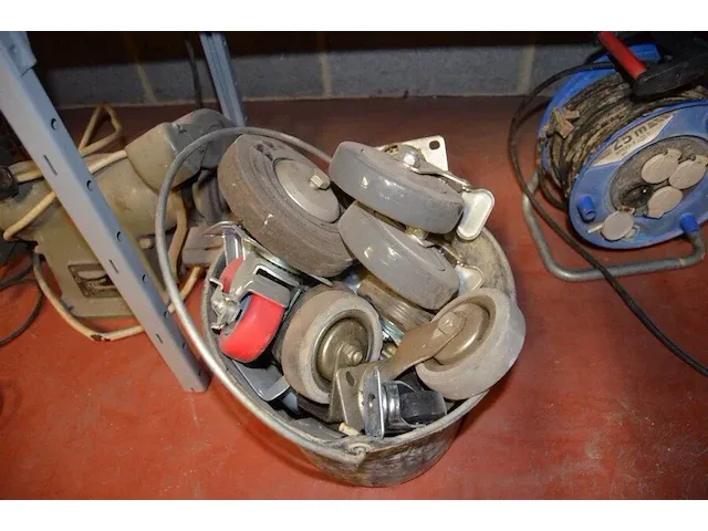Verlengkabel op haspel, emmer gevuld met wieltjes, slijpmachine aeg dwsl 175/500 , wipzaag bosch gst60p (defect), boormachine bosch psb 5000 re (defect), haakse slijper family tool (defect), oude fruitkist - afbeelding 8 van  11