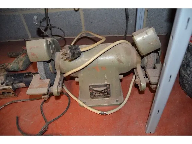 Verlengkabel op haspel, emmer gevuld met wieltjes, slijpmachine aeg dwsl 175/500 , wipzaag bosch gst60p (defect), boormachine bosch psb 5000 re (defect), haakse slijper family tool (defect), oude fruitkist - afbeelding 9 van  11