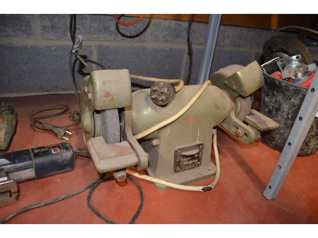 Verlengkabel op haspel, emmer gevuld met wieltjes, slijpmachine aeg dwsl 175/500 , wipzaag bosch gst60p (defect), boormachine bosch psb 5000 re (defect), haakse slijper family tool (defect), oude fruitkist - afbeelding 10 van  11