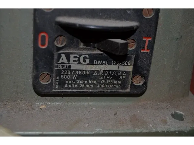 Verlengkabel op haspel, emmer gevuld met wieltjes, slijpmachine aeg dwsl 175/500 , wipzaag bosch gst60p (defect), boormachine bosch psb 5000 re (defect), haakse slijper family tool (defect), oude fruitkist - afbeelding 11 van  11