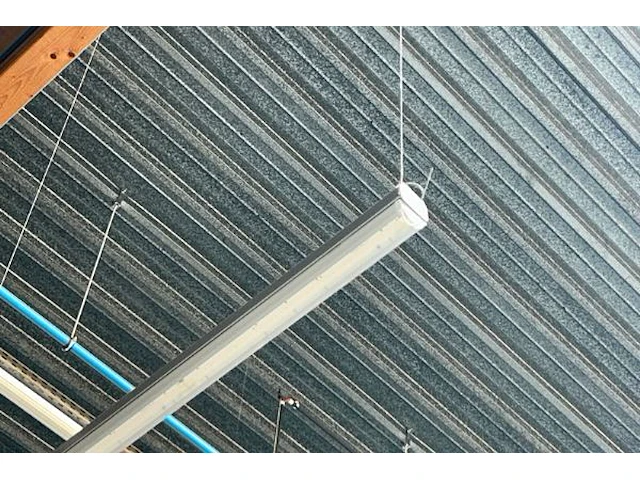 Verlichting aan plafond - afbeelding 2 van  2