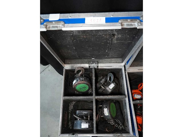 Verlinde - hand chain hoist 12m chain / 1 ton + flightcase (set of 4 pcs) - afbeelding 1 van  1