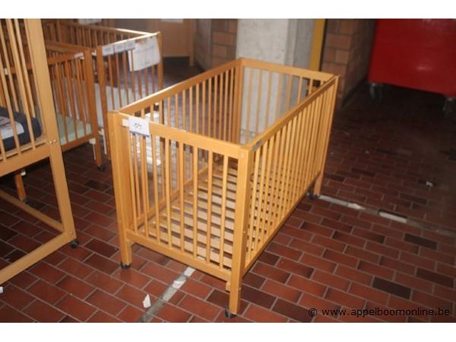 Verrijdbaar houten bedje - afbeelding 1 van  1