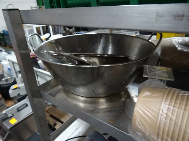 Verrijdbaar inox rek + inhoud - afbeelding 4 van  7