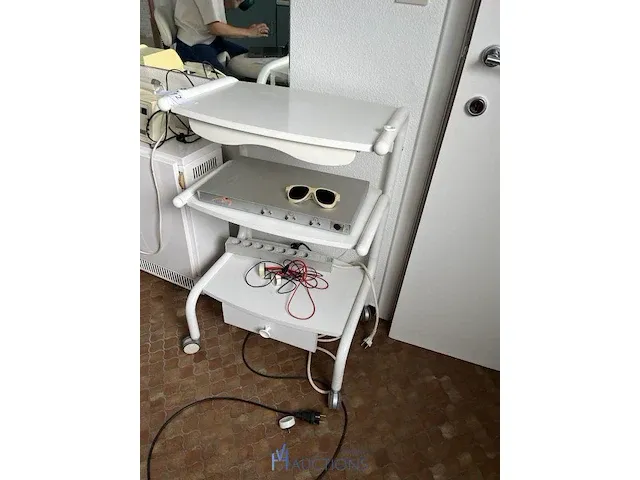 Verrijdbaar metalen werktafeltje - afbeelding 1 van  3