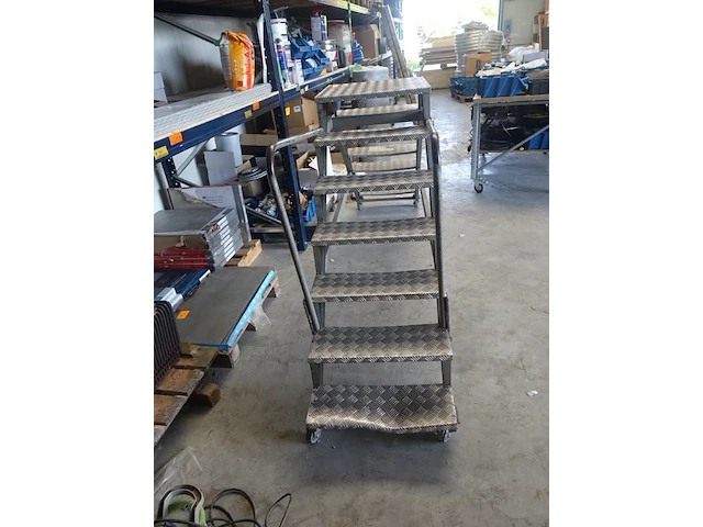 Verrijdbare 2-zijdige magazijntrap/ladder - afbeelding 3 van  4
