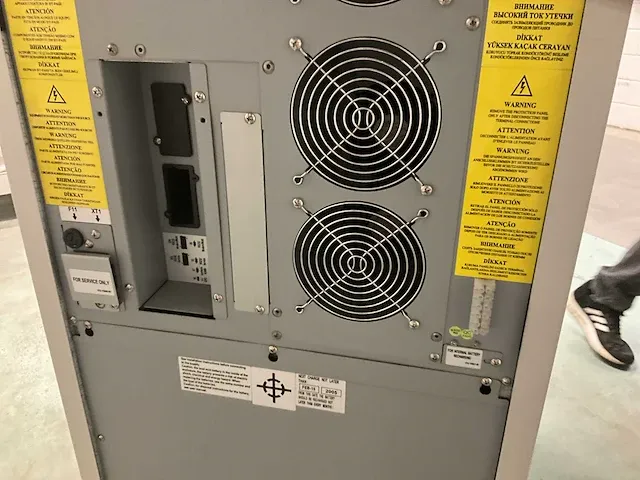 Verrijdbare accu noodstroomgroep masterguard ups series c 15 kva - afbeelding 8 van  9