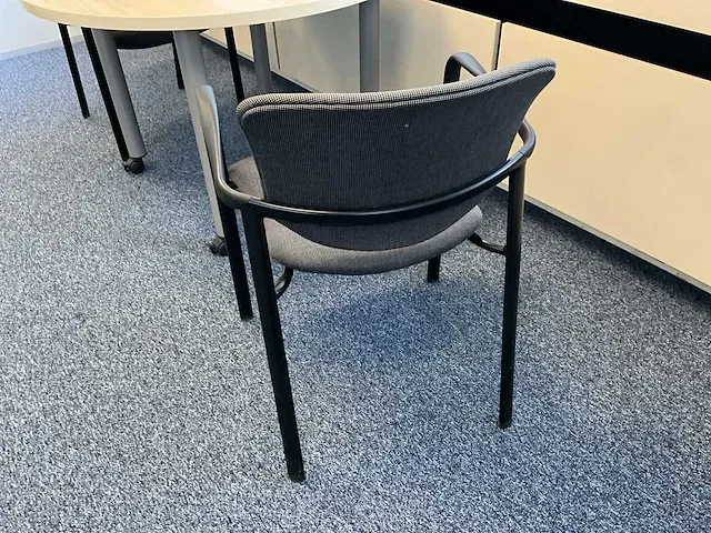 Verrijdbare bijzettafel + 2x vergaderstoel haworth - afbeelding 5 van  7