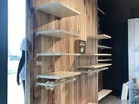 Verrijdbare display met 3 paspoppen