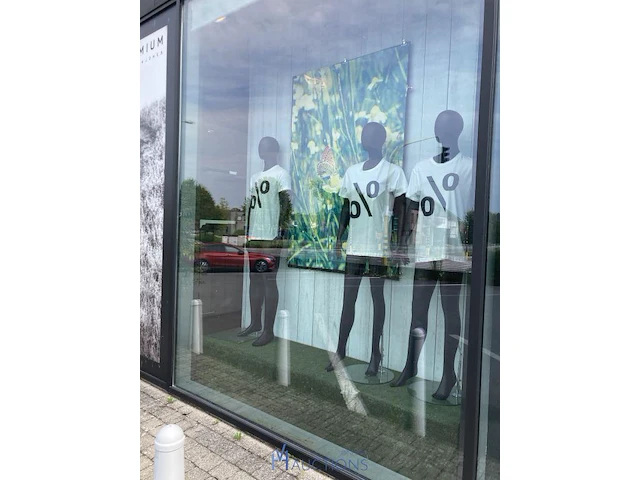 Verrijdbare display met 3 paspoppen - afbeelding 5 van  5