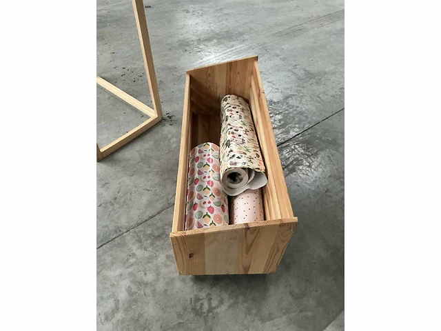 Verrijdbare houten opbergbak met inpakpapier - afbeelding 4 van  9