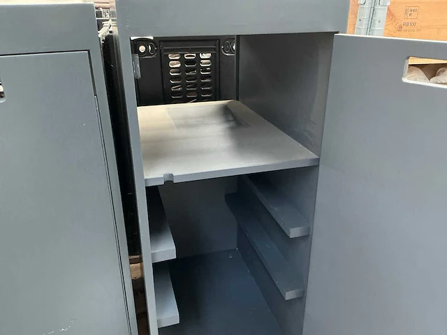 Verrijdbare houten opbergkast (2x) - afbeelding 4 van  8