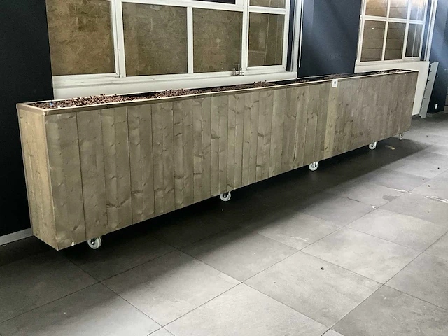 Verrijdbare houten plantenbak - afbeelding 1 van  3
