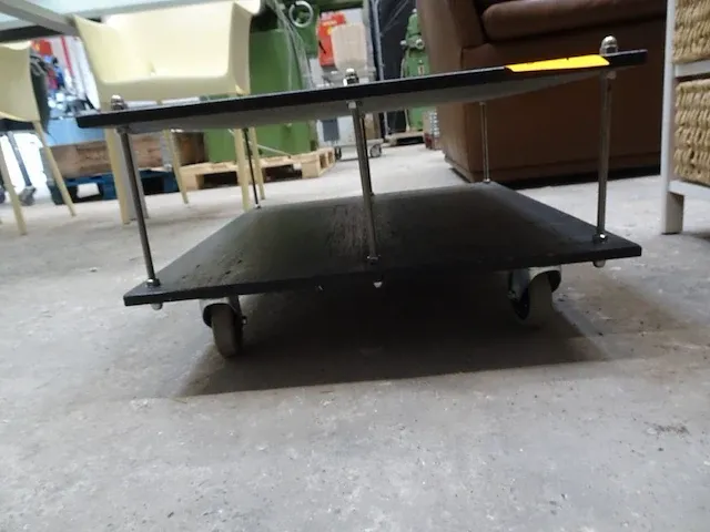 Verrijdbare houten salontafel - afbeelding 2 van  3