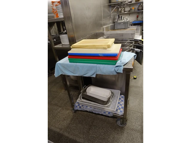Verrijdbare inox kar + inhoud - afbeelding 1 van  5